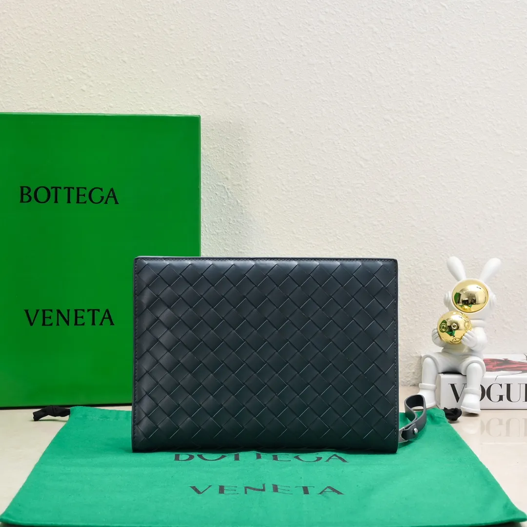 Batch 1440 #B家 New woven handbag 👇, the handbag uses BV classic woven mesh. The size of the middle mesh is just right. The design is simple, simple and high-end. The material is made of soft cowhide. Zipper opening and closing. There is a card slot inside. It is extremely usable. You can do everything with one handbag when you go out! Combining beauty and practicality, it’s perfect for personal use and gift giving! Size: 27.5X20.5x2, model: 80-9#
